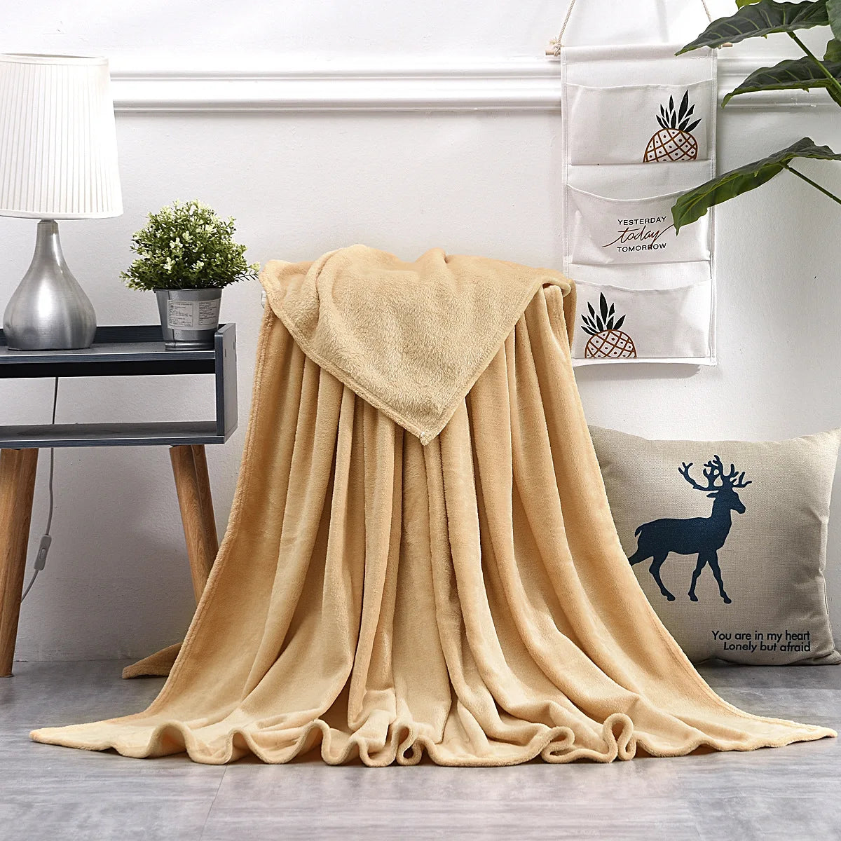 Coral Fleece Blanket – Soft Warm Throw for Travel & Picnic