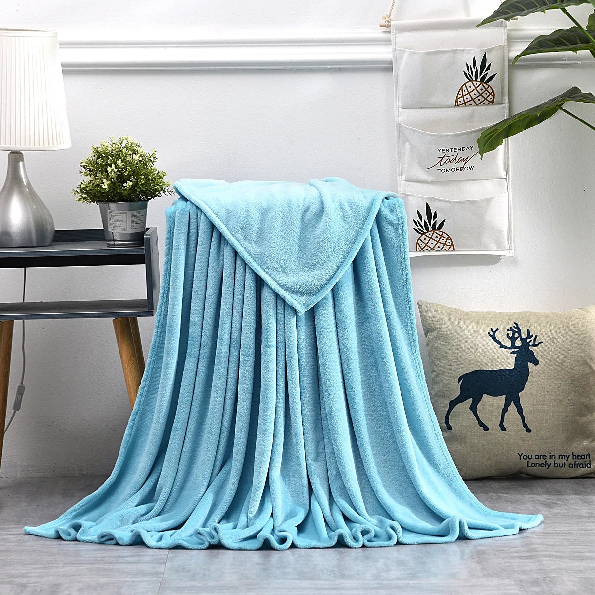 Coral Fleece Blanket – Soft Warm Throw for Travel & Picnic