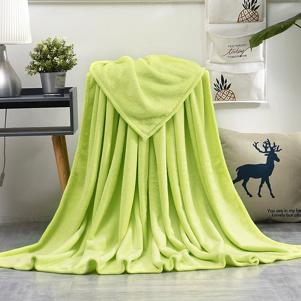 Coral Fleece Blanket – Soft Warm Throw for Travel & Picnic