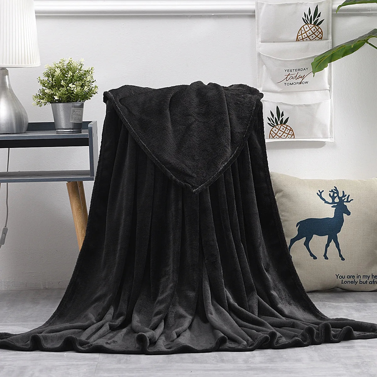 Coral Fleece Blanket – Soft Warm Throw for Travel & Picnic