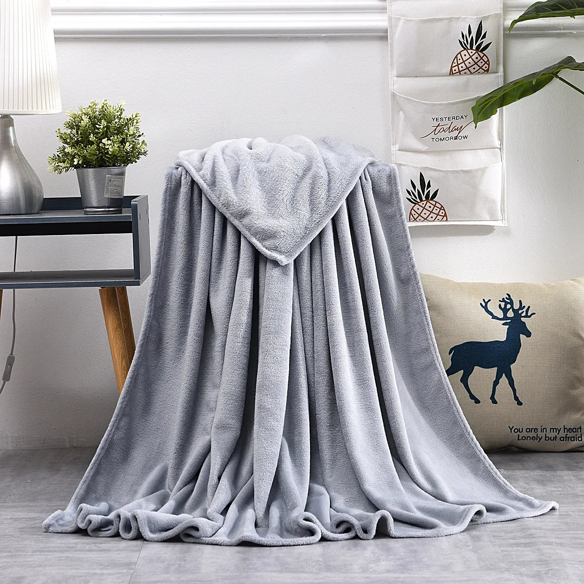 Coral Fleece Blanket – Soft Warm Throw for Travel & Picnic