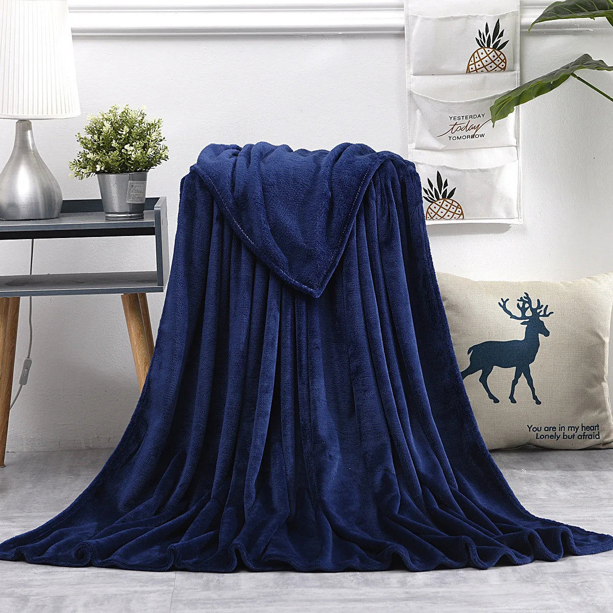 Coral Fleece Blanket – Soft Warm Throw for Travel & Picnic